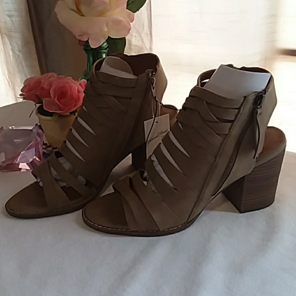 Universal Thread Heels - Picture 5 of 8